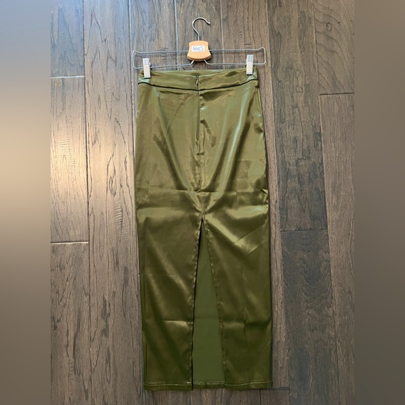 NWOT Fashion Nova Green Satin Midi Skirt, size Small - Picture 2 of 2